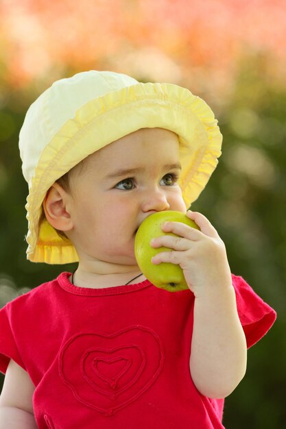 niño con la manzana