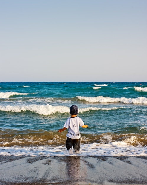 Foto niño y mar