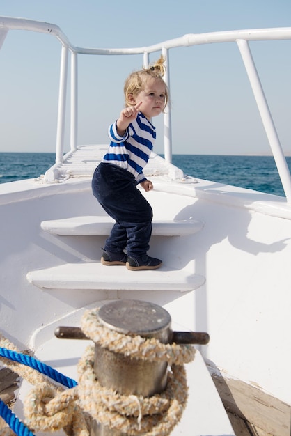 Niño marinero camisa a rayas mar yate viajar alrededor del mundo Pequeño viajero del mar La playa está llamando y debemos ir El bebé disfruta de las vacaciones en un crucero por el mar Niño marinero Niño marinero que viaja por el mar