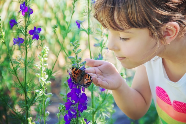 Niño con una mariposa. Idea leuconoe. Enfoque selectivo