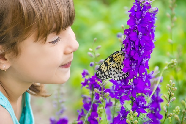 Niño con una mariposa. Idea leuconoe. Enfoque selectivo