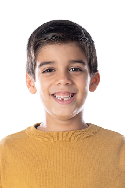 Niño marrón con camiseta amarilla aislado sobre un fondo blanco.