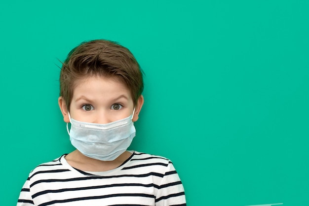 Foto niño con máscara médica aislada durante el coronovirus.