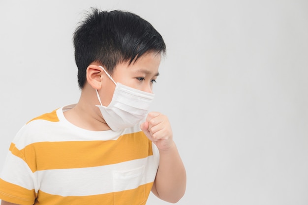 Niño con una máscara médica en el rostro