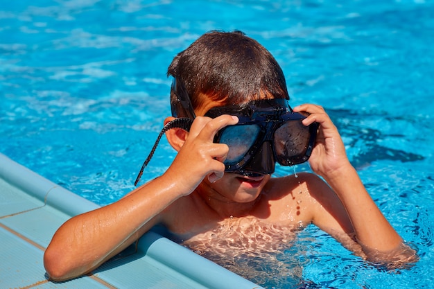 Niño con máscara de natación en la piscina