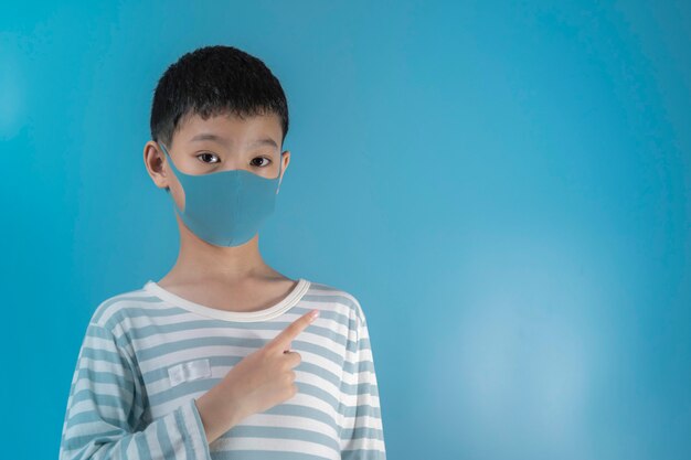 Niño con máscara de protección facial médica.
