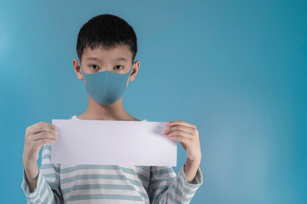 Niño con máscara de protección facial médica.