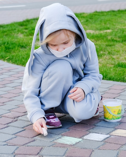 Un niño con una máscara protectora camina por la calle.