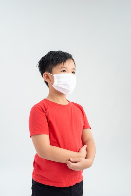 Niño con una mascarilla