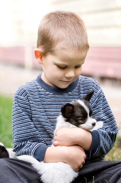 Un niño con una mascota en el jardín.