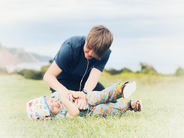 Foto niño mayor jugando con niño menor