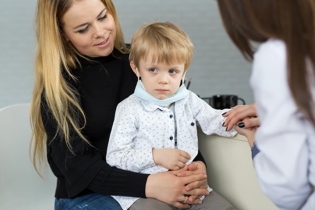 niño, en, medicina, asistencia sanitaria, máscara