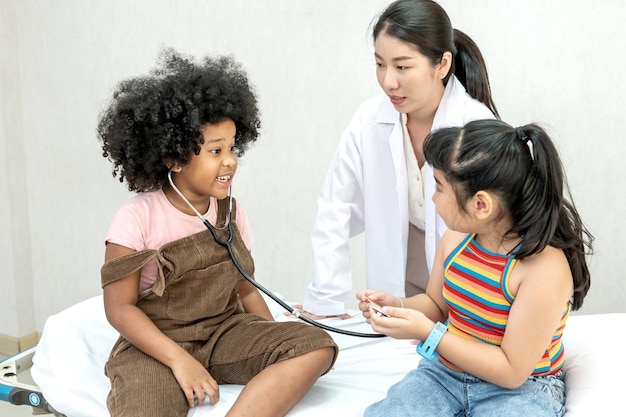 Niño con médico en el hospital. Salud y bienestar de los niños.