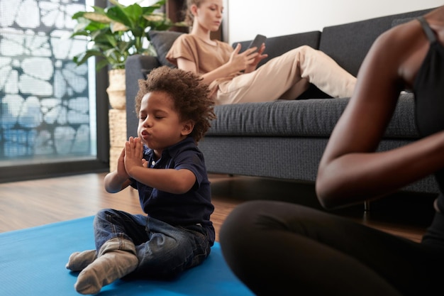 niño meditando