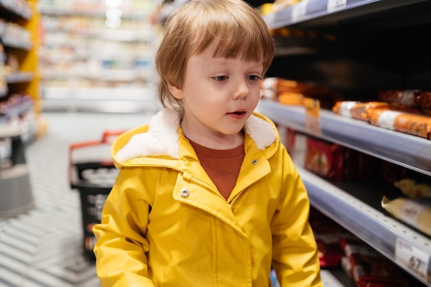 Niño en el mercado va de compras