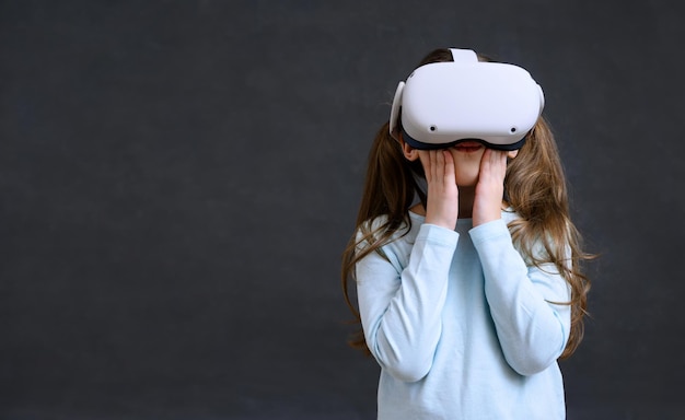 Niño en metaverso niño usa casco de realidad virtual para una nueva experiencia