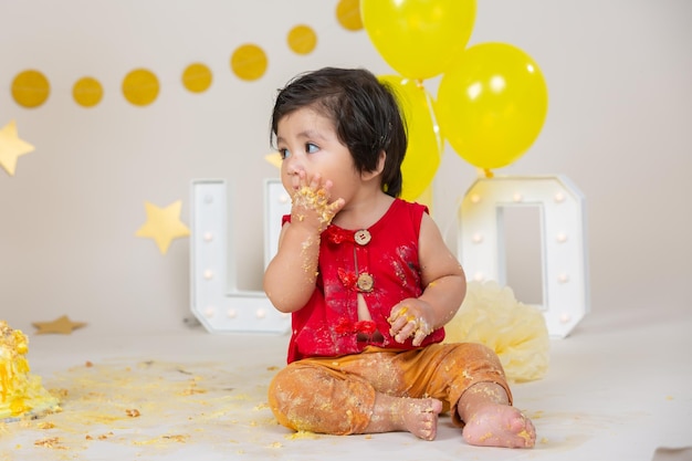 Niño mexicano rompiendo pastel de cumpleaños, lío de niños