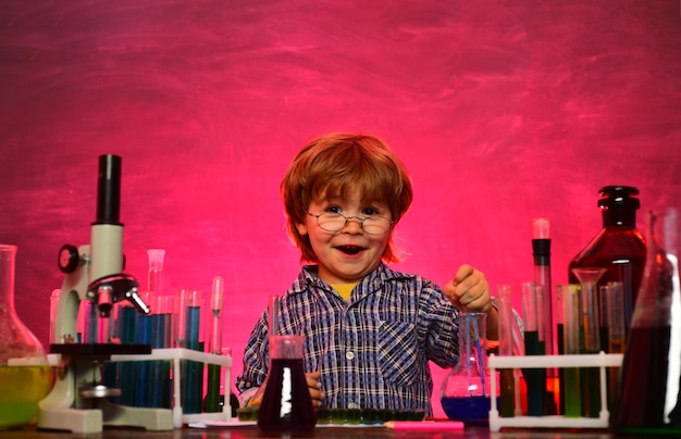 Niño del microscopio de laboratorio de la escuela primaria y tubos de ensayo de primer grado de regreso a la escuela y tiempo feliz k