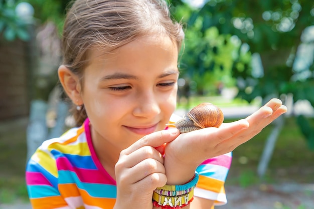 El niño mira el caracol Enfoque selectivo