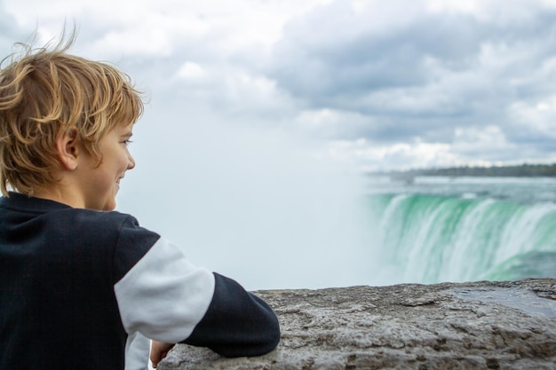 Un niño mira las Cataratas del Niágara