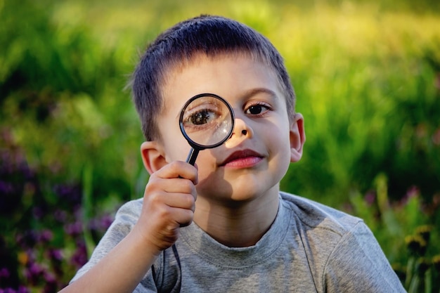 Un niño mira a través de una lupa Un gran ojo de niño