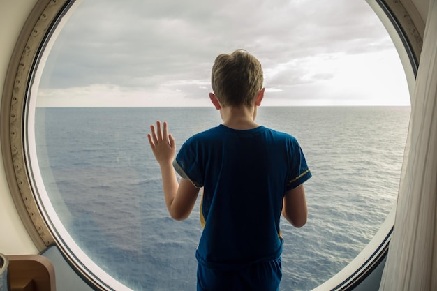 Niño mirando el mar contra el cielo