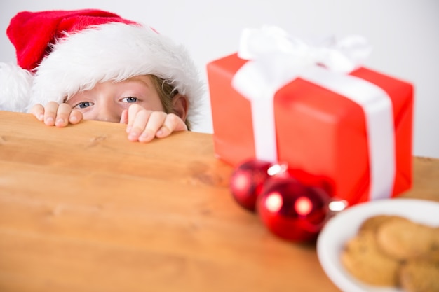 Niño mirando el regalo de Navidad