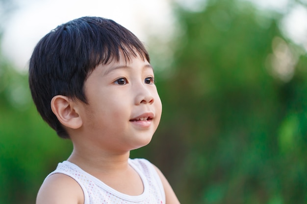 Niño mirando y sonriendo felizmente