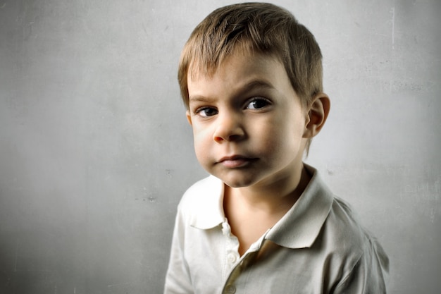 Niño mirando sospechosamente