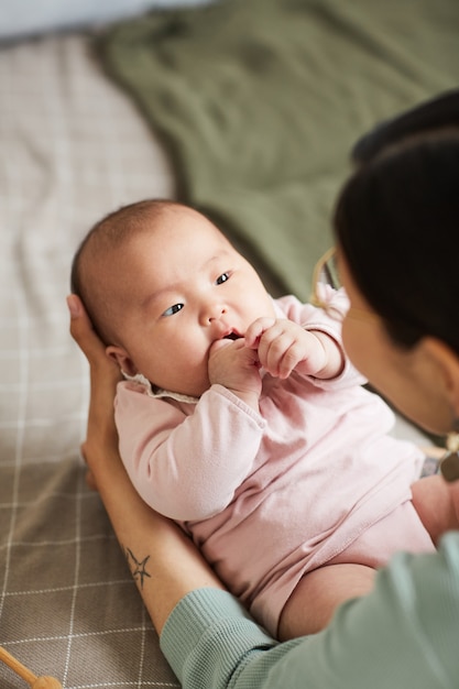 Niño mirando a su madre