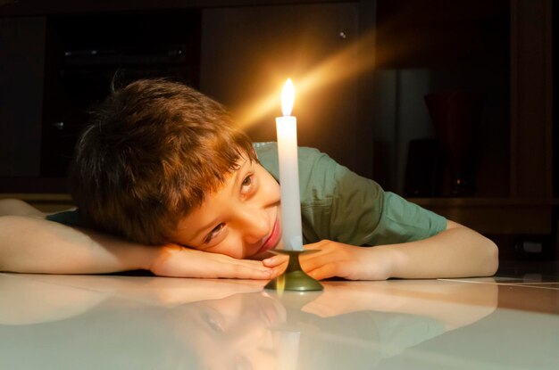 Foto niño mirando una vela encendida en el suelo de la casa salvador bahía brasil