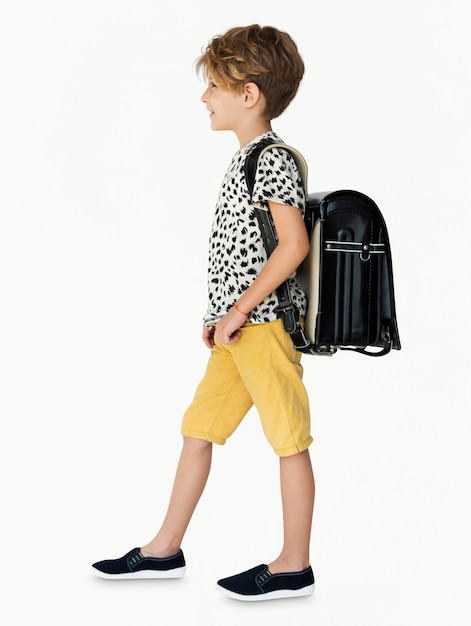 Foto niño con mochila escolar.