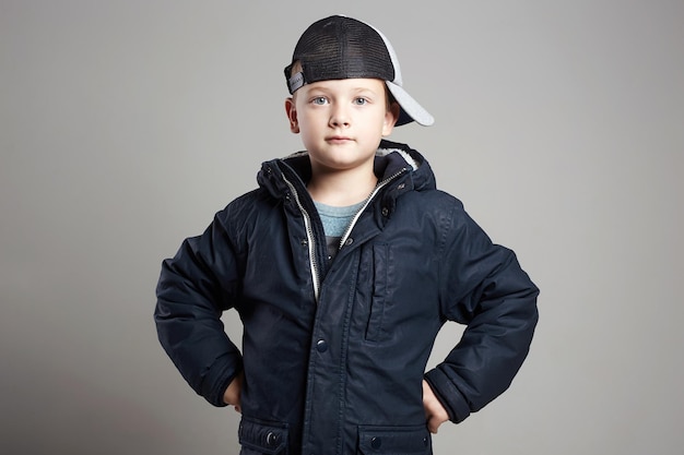 Niño de moda con abrigo y sombrero