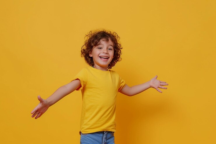 Foto niño de la moda aislado en fondo de color