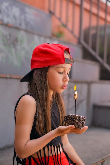 Niño de moda con estilo en una gorra roja celebra su cumpleaños