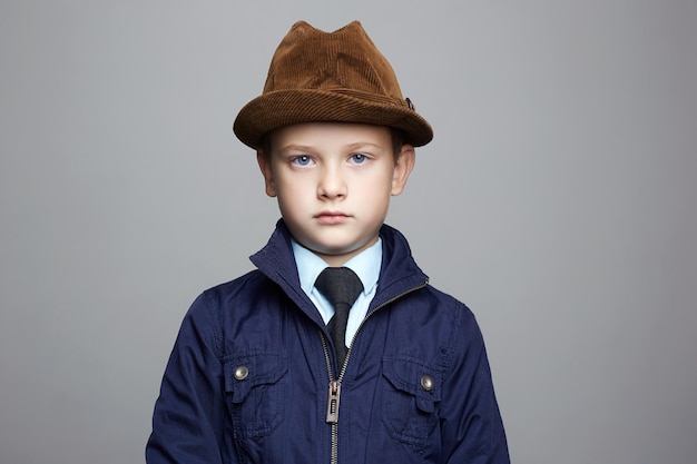 Niño de moda en retrato de niño de moda de sombrero