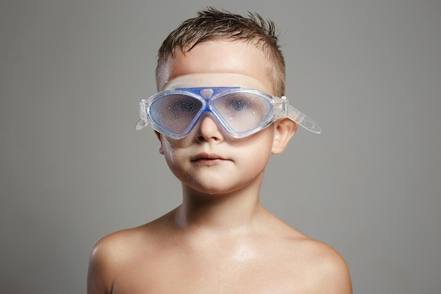 Niño mojado en gafas de natación