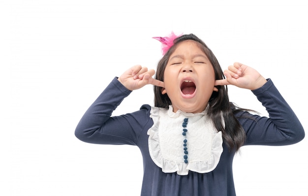 Niño molesto metiéndose los dedos en las orejas con los ojos cerrados