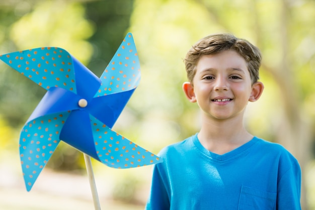 Niño con un molinete en el parque