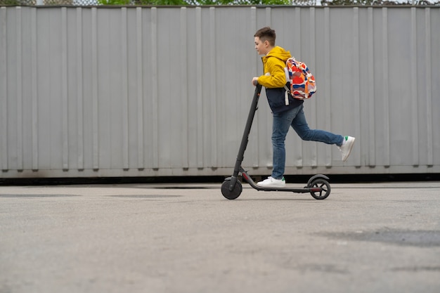 Niño monta en scooter eléctrico