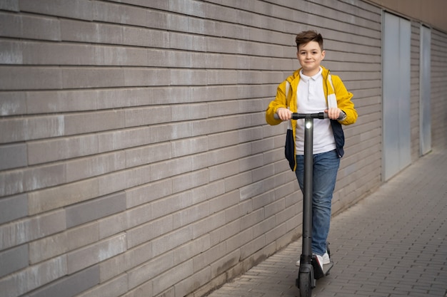 Niño monta en scooter eléctrico