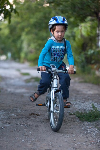 Niño montando en bicicleta en la carretera