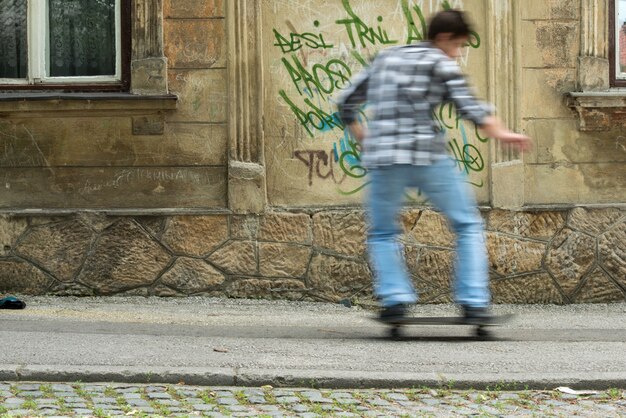 Niño montando una patineta