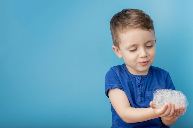 Niño mostrando sus manos con el concepto de limpieza e higiene de espuma de jabón. Limpiarse las manos con frecuencia con agua y jabón ayudará a prevenir una epidemia de virus pandémico