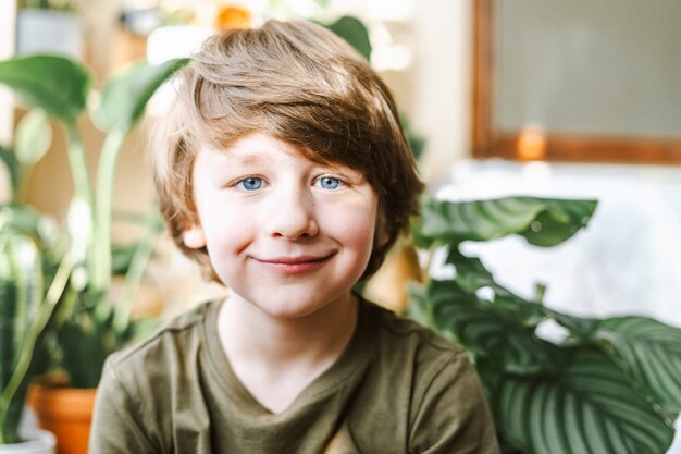 Niño con mucha planta en el interior.