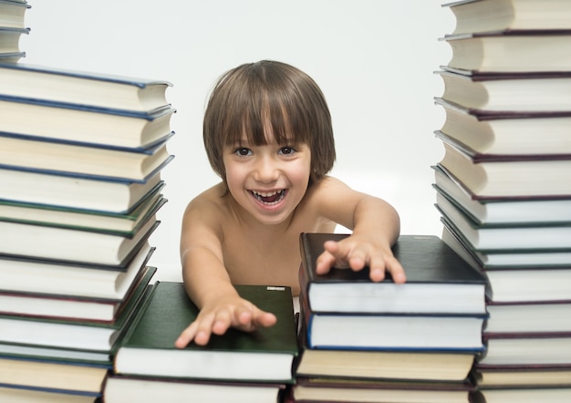 Niño con muchos libros