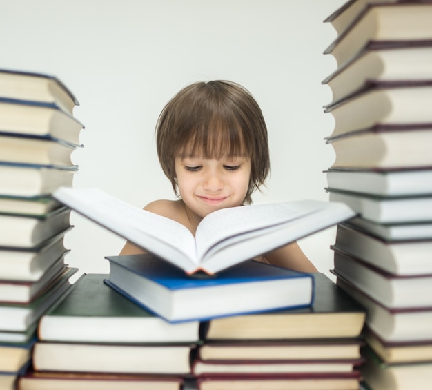 Niño con muchos libros