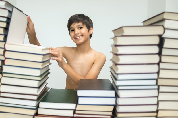 Niño con muchos libros