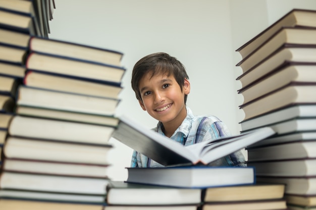 Niño con muchos libros