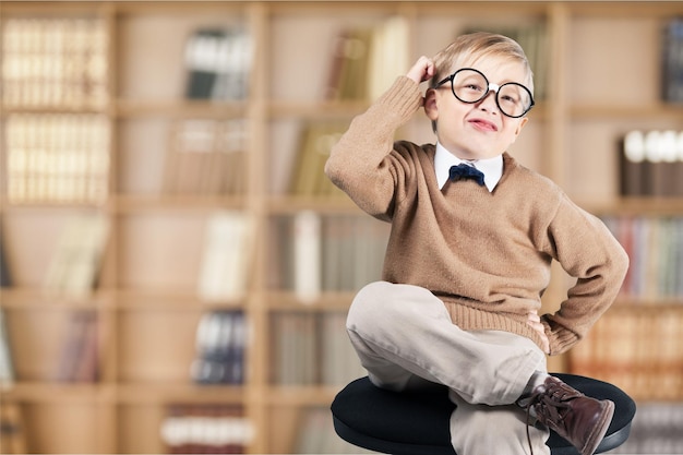 Niño con muchos signos de interrogación